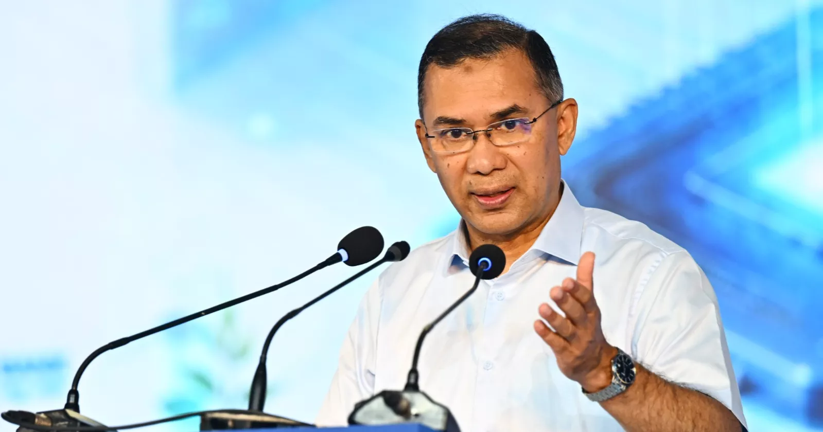 PM eyes semiconductor sector as next economic driver after garments