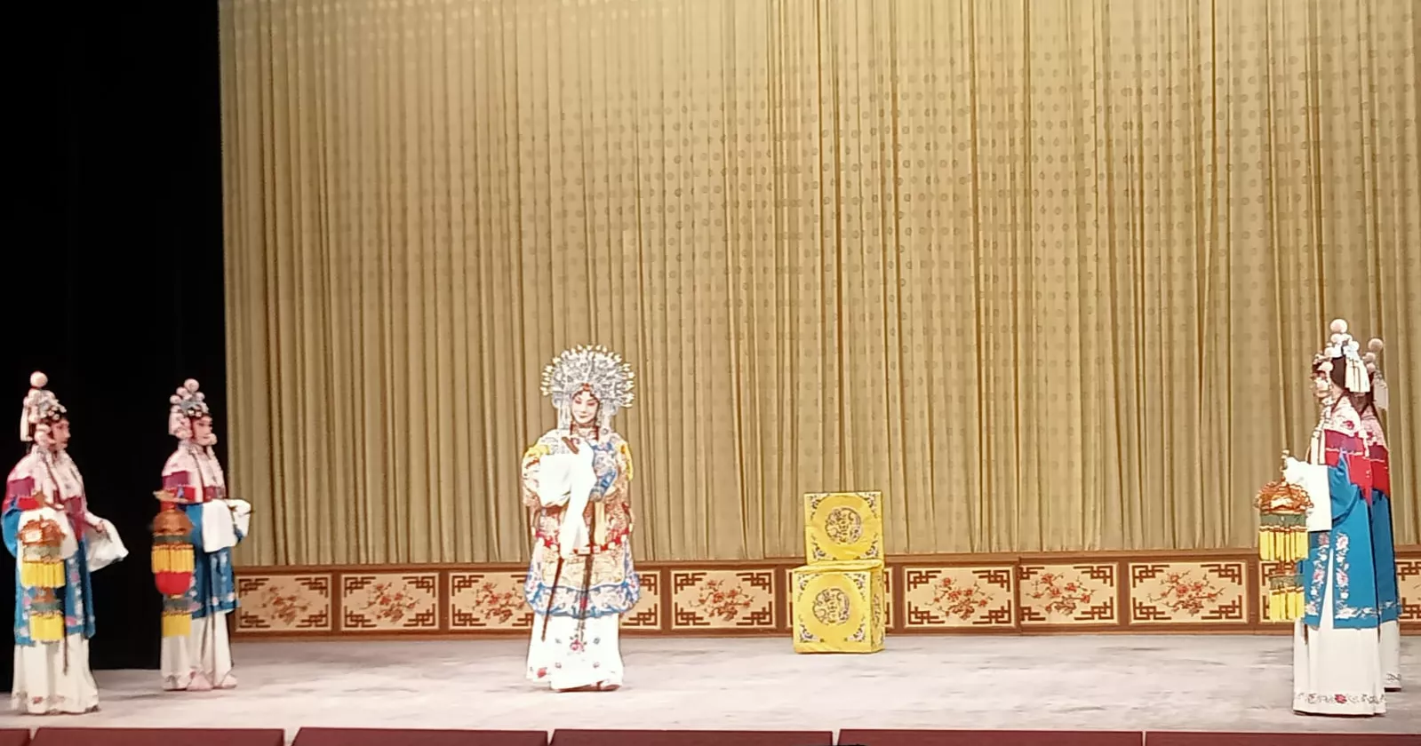 Foreign journalists experience magic of Peking Opera at Chaoyang Cultural Center