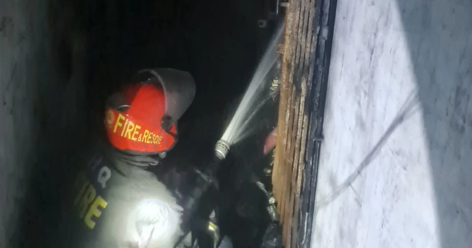 Fire brought under control at Old Dhaka market after 12 hrs, 4 firefighters fall sick