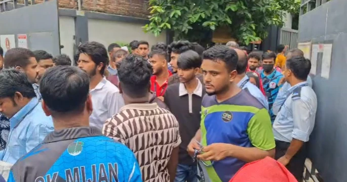 Workers protest in Gazipur over alleged denial of leave to ill employee who later died