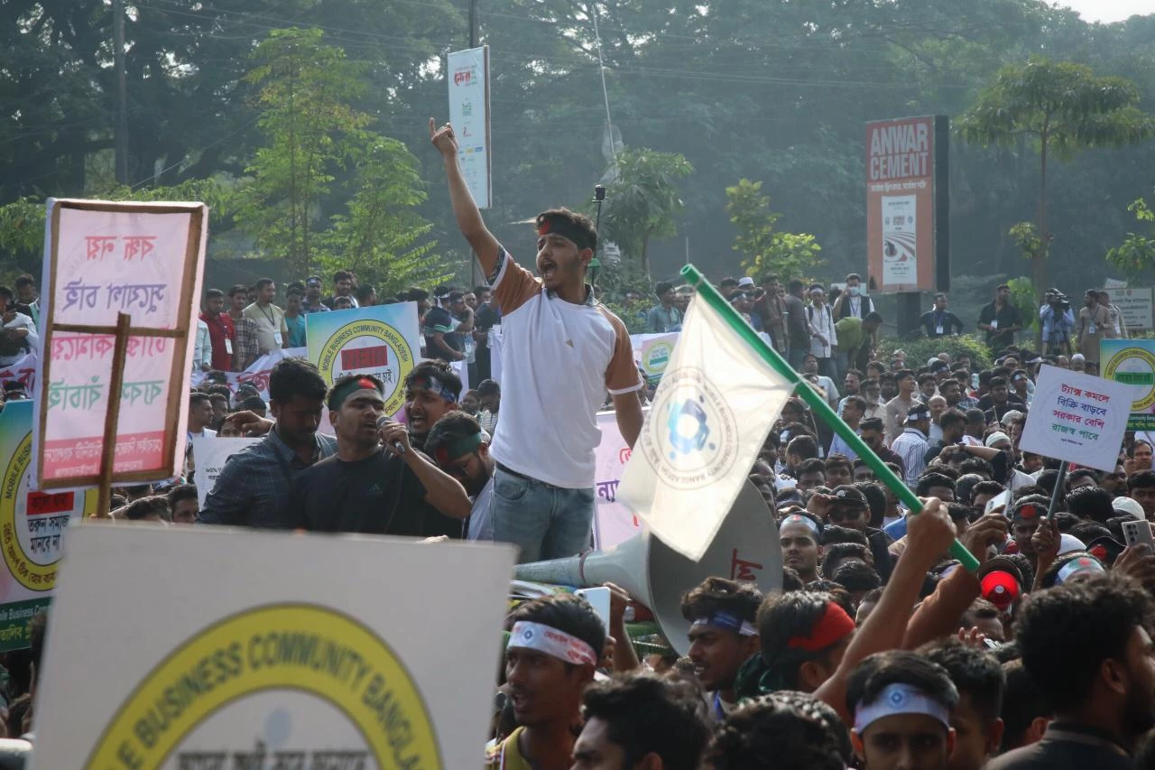 Mobile phone traders block Agargaon road protesting move to shut down unapproved handsets