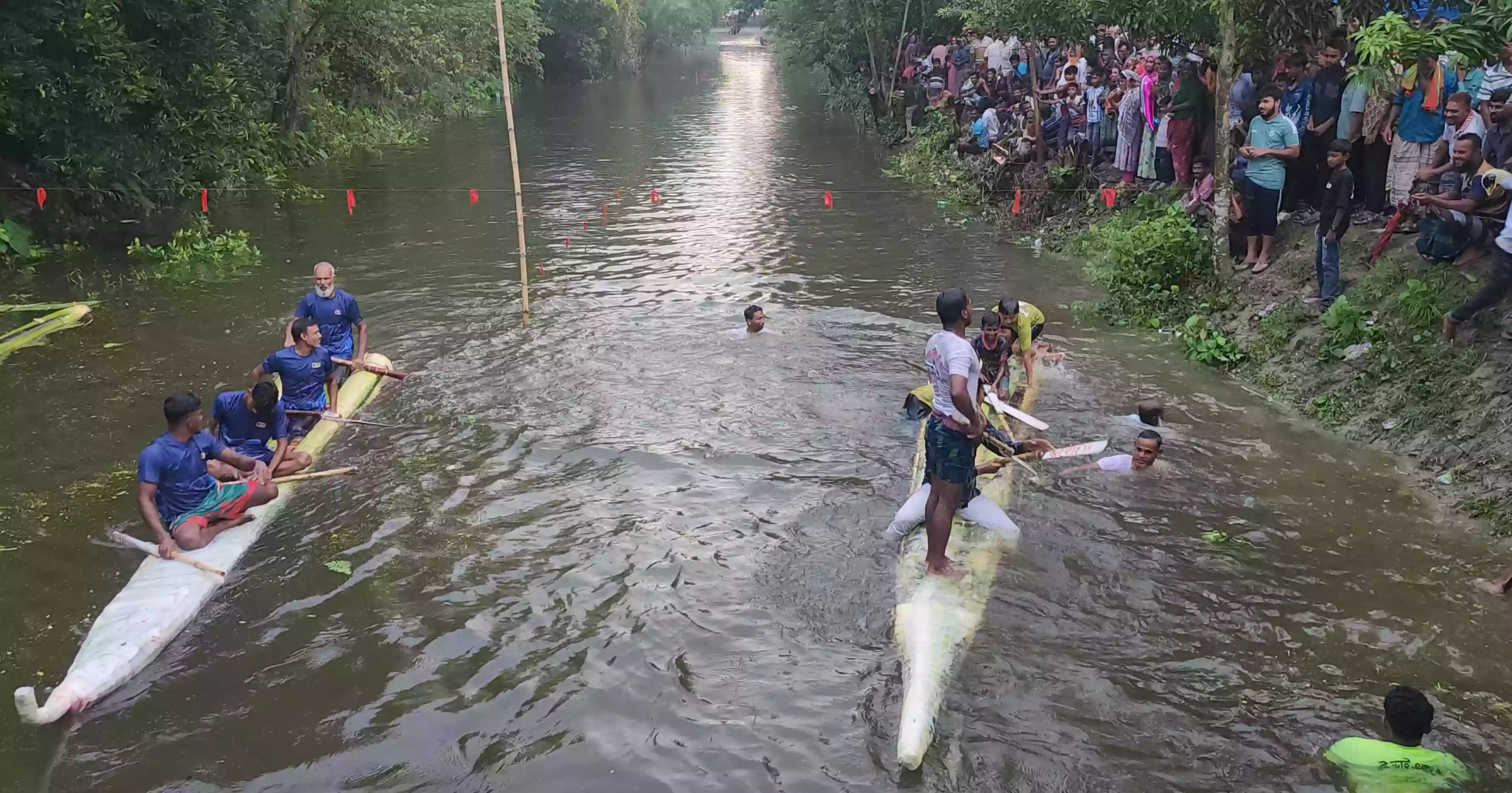 Banana-tree raft race draws thousands in Kushtia