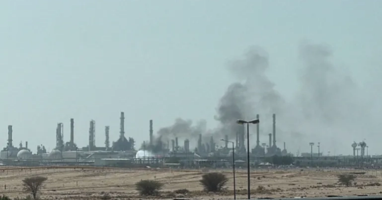 Houthis claim attack on Saudi oil refinery near Riyadh; Yemeni forces report heavy casualties in counter-strikes