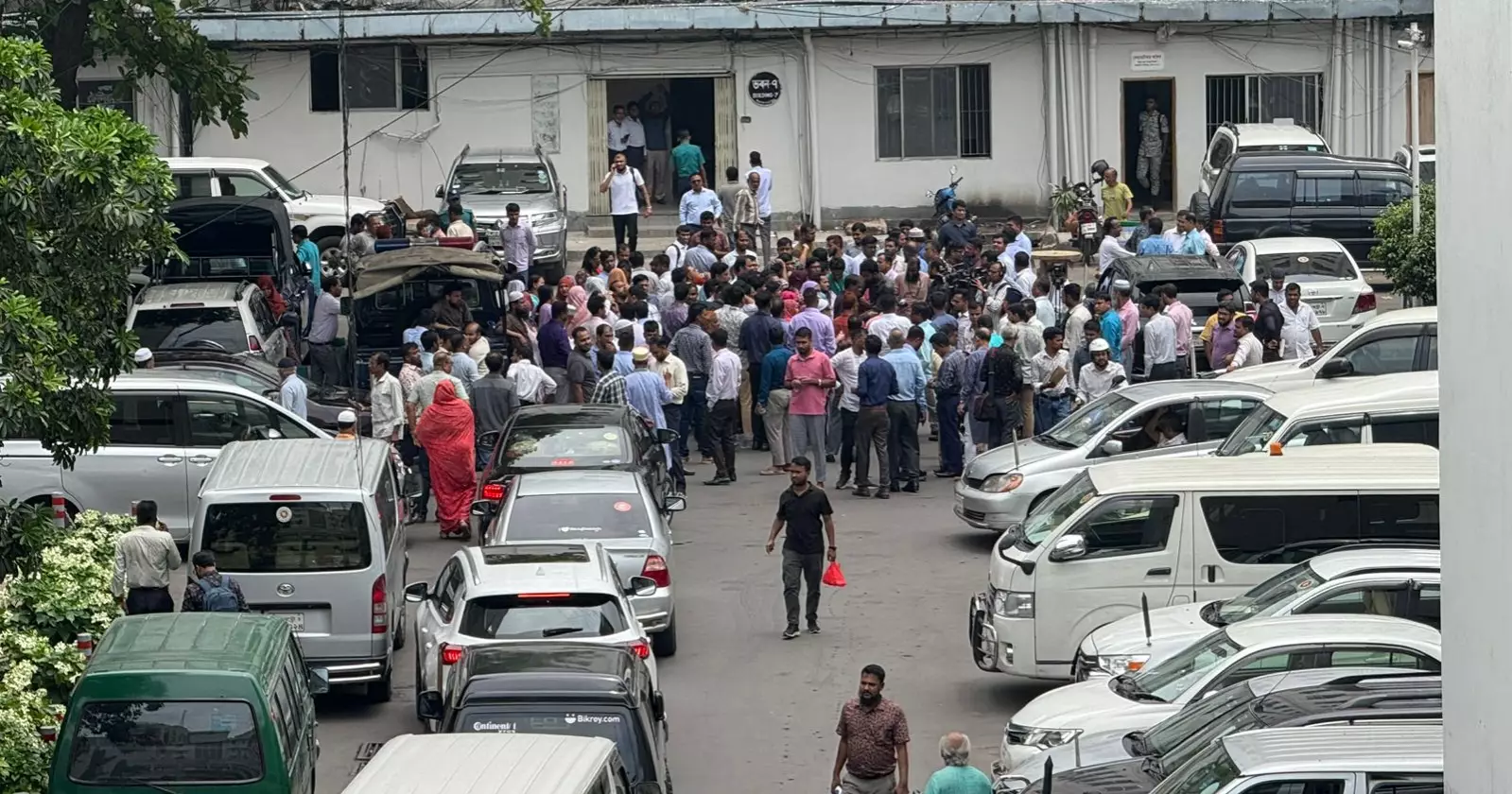 Govt employees threaten to continue strike at Secretariat