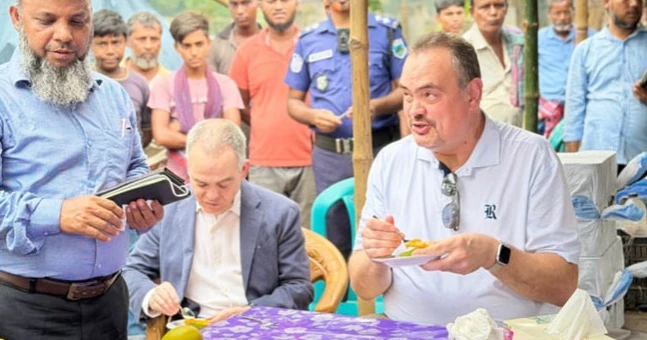 US Ambassador visits Rajshahi to taste famous mangoes
