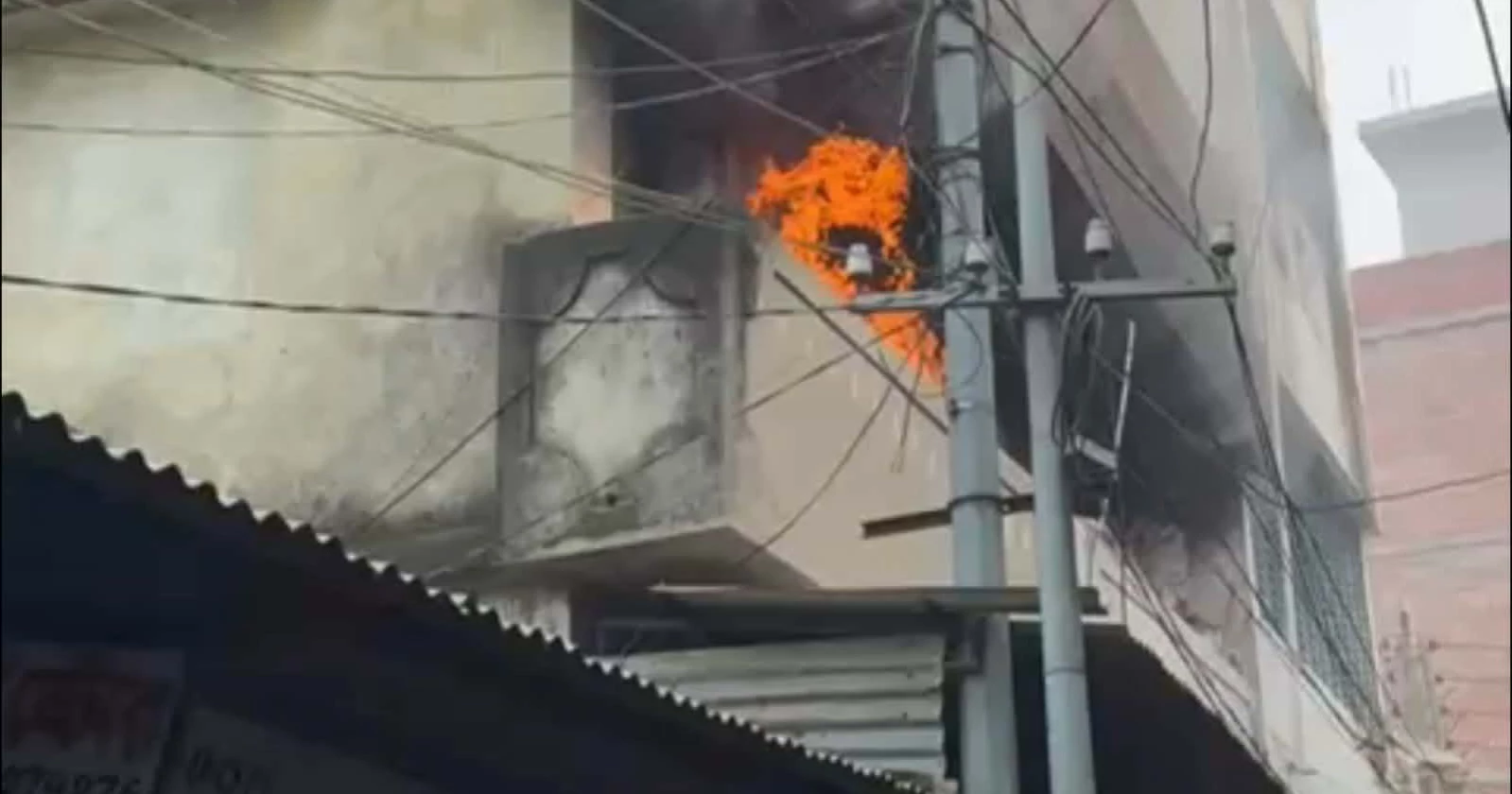 Fire at Kushtia’s cosmetics warehouse causes Tk 40 lakhs loss