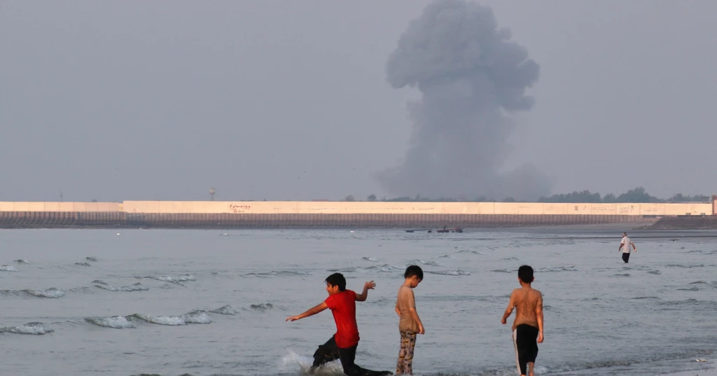 US launches fresh strikes on Iran as Tehran retaliates in Strait of Hormuz, Bahrain