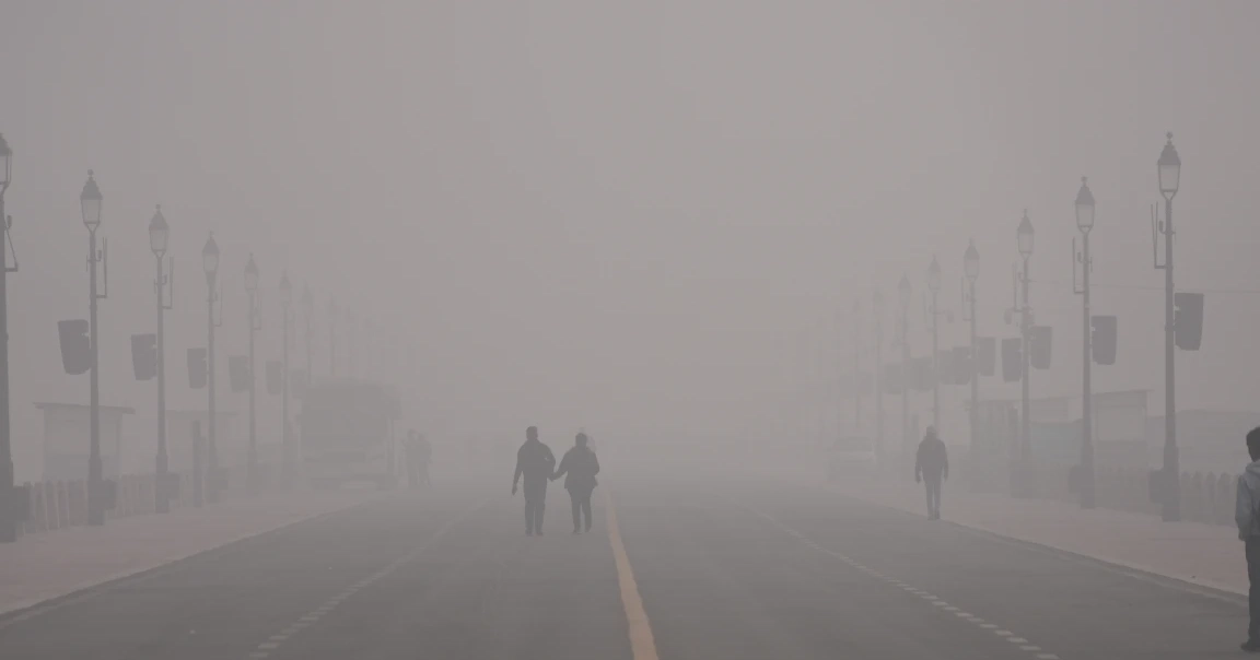 Toxic smog in New Delhi halts travel,  sends air quality to hazardous levels