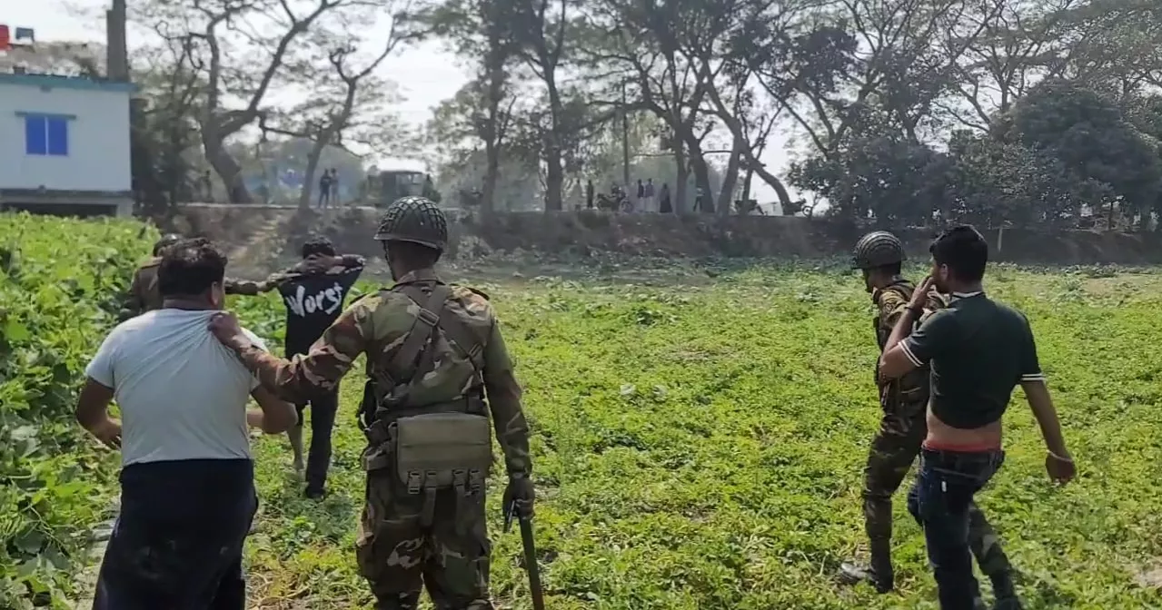 Several crude bombs blast near Munshiganj polling centre, 5 held