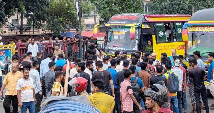Students block road at Natun Bazar over expulsion of 26 fellows from UIU