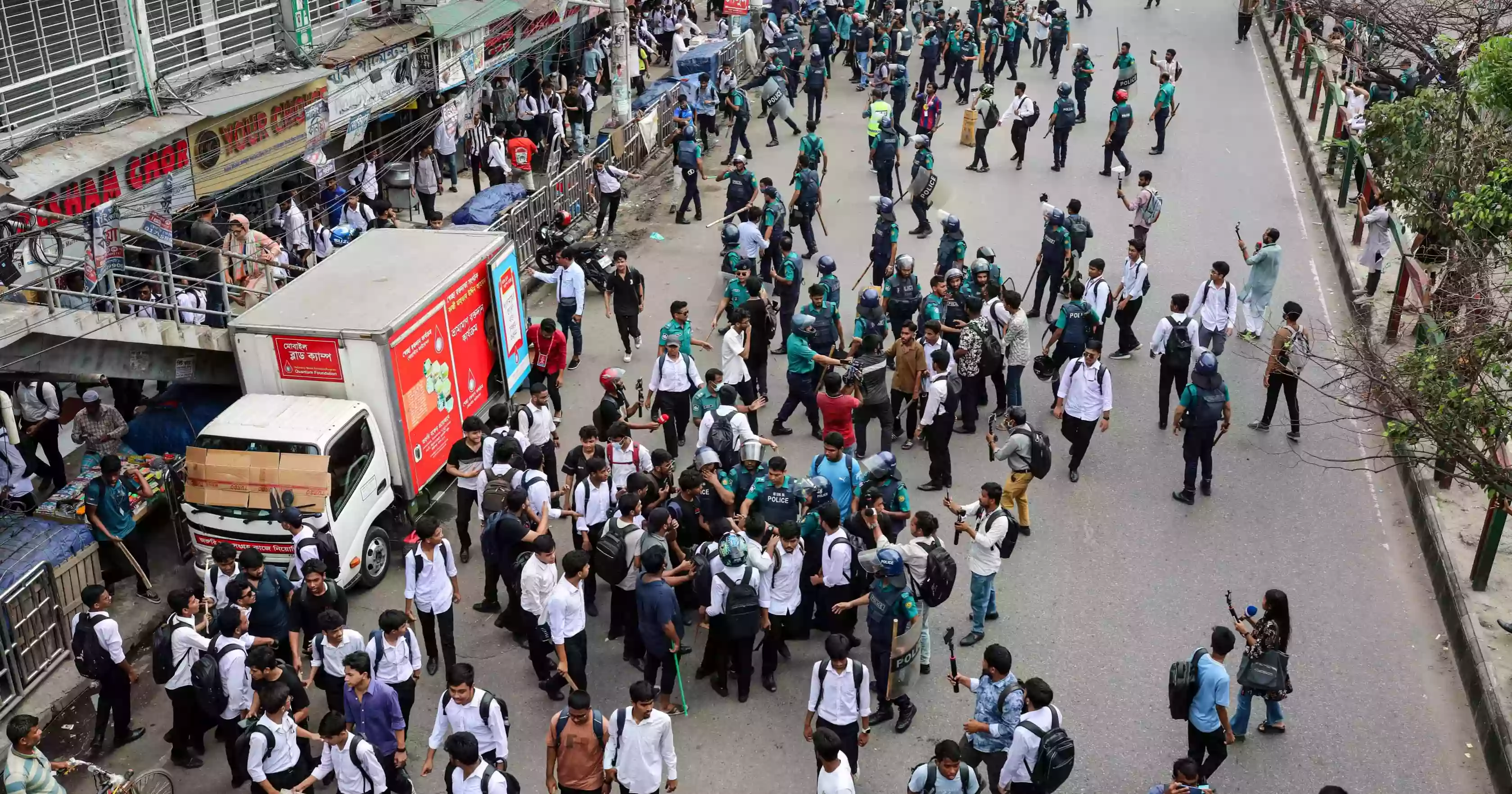 Dhaka College, City College students clash near Science Lab; Dozens injured