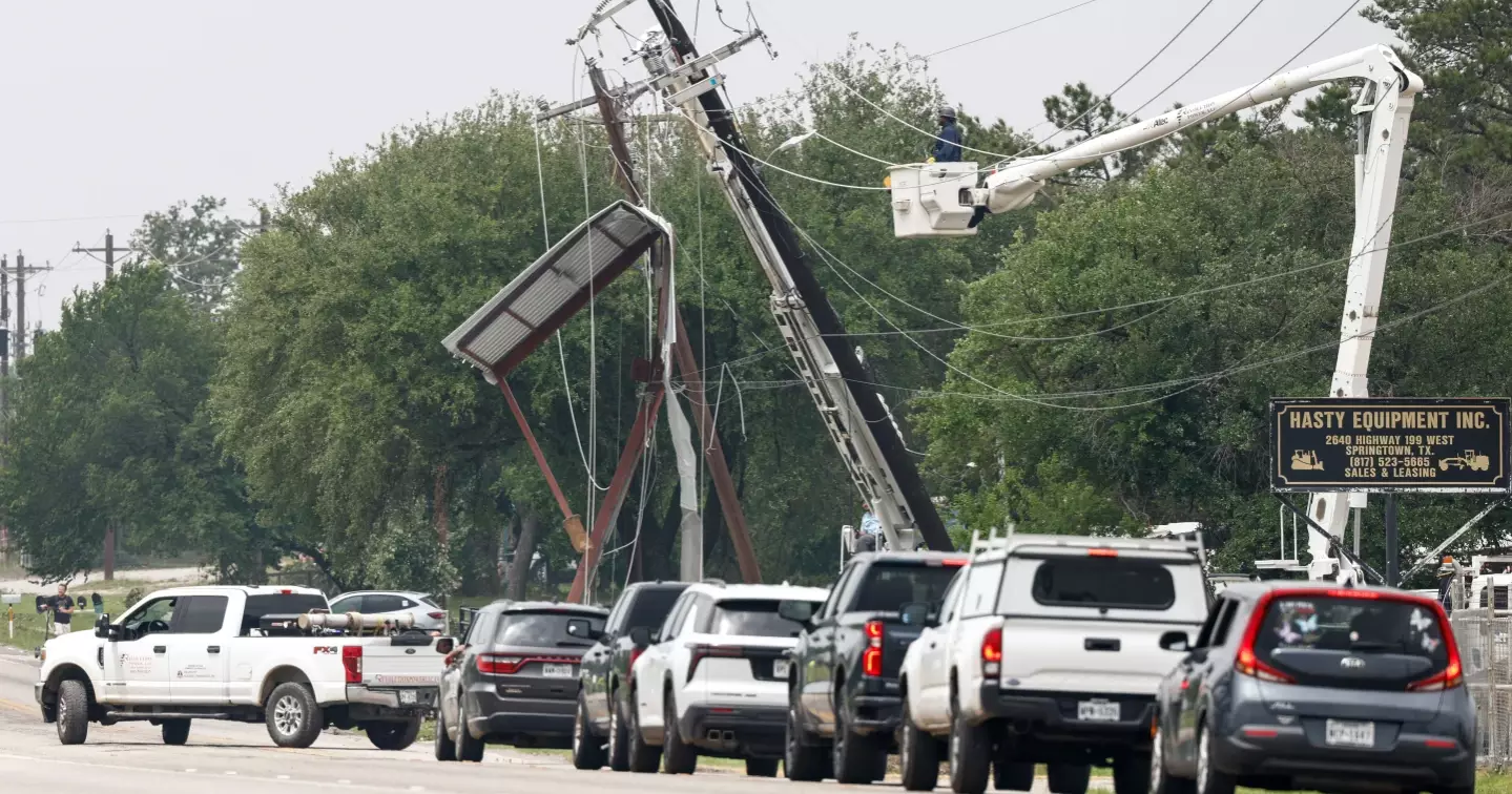 Tornadoes kill 2, damage homes in northern Texas