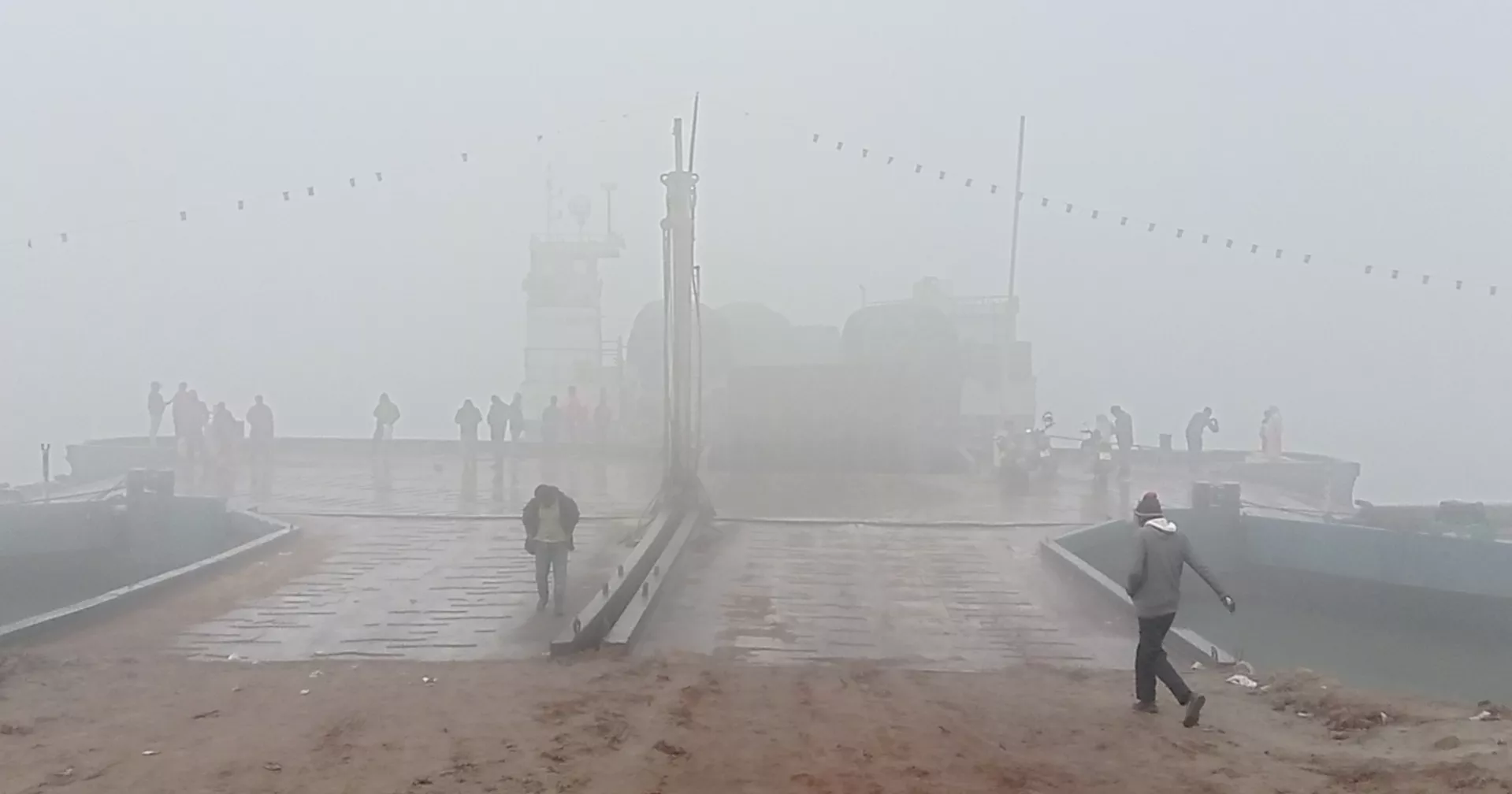 Fog halts ferry services on Aricha-Kazirhat & Paturia-Daulatdia routes