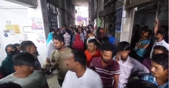 RMG workers block Dhaka-Mymensingh highway 