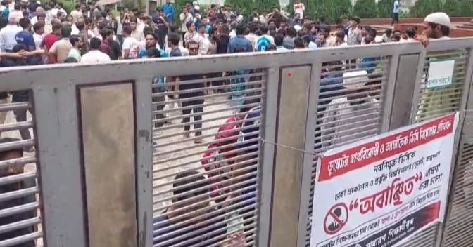 25 students, cops injured in clash at DUET over joining of new VC