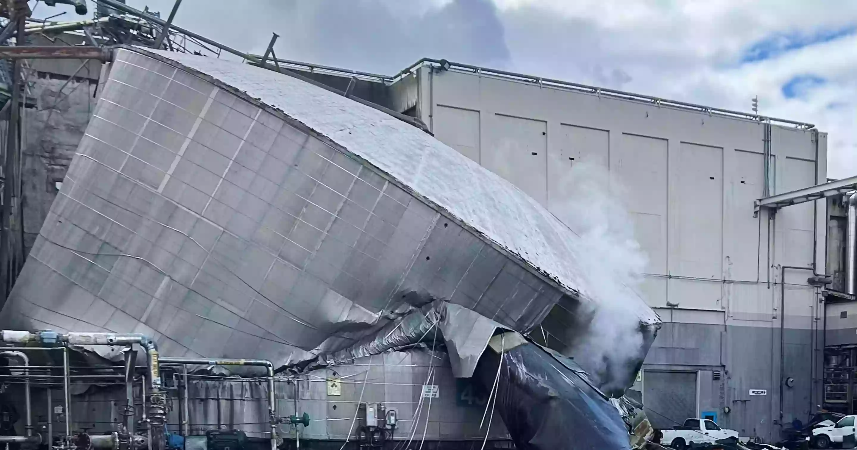 1 dead, 9 missing after chemical tank collapse at US paper mill