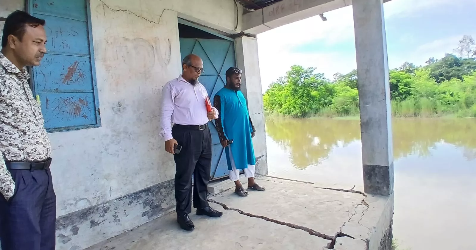 Students fear collapse as river threatens to swallow Feni school
