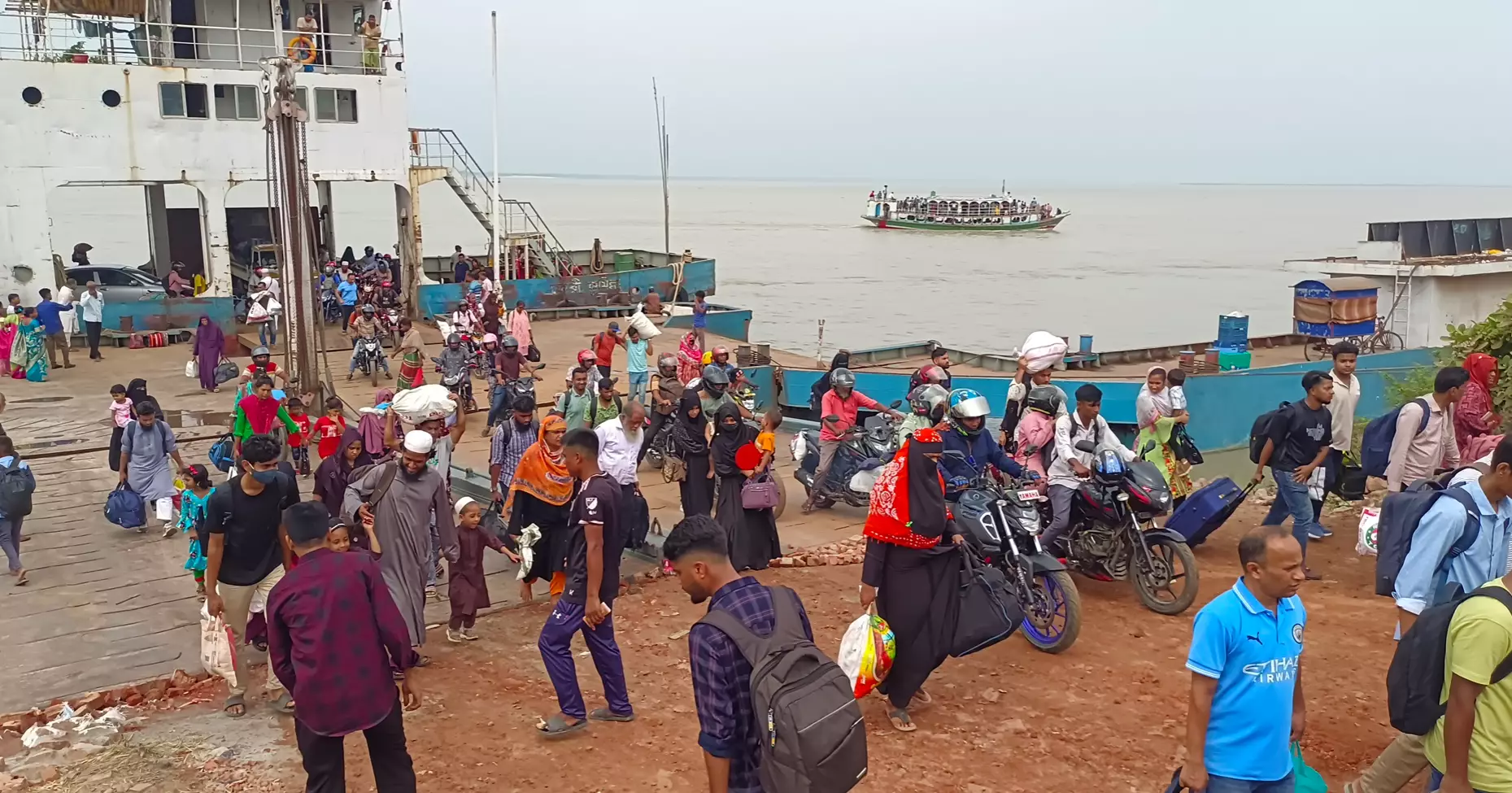 Eid holidaymakers crowd Paturia ferry terminal to return to Dhaka