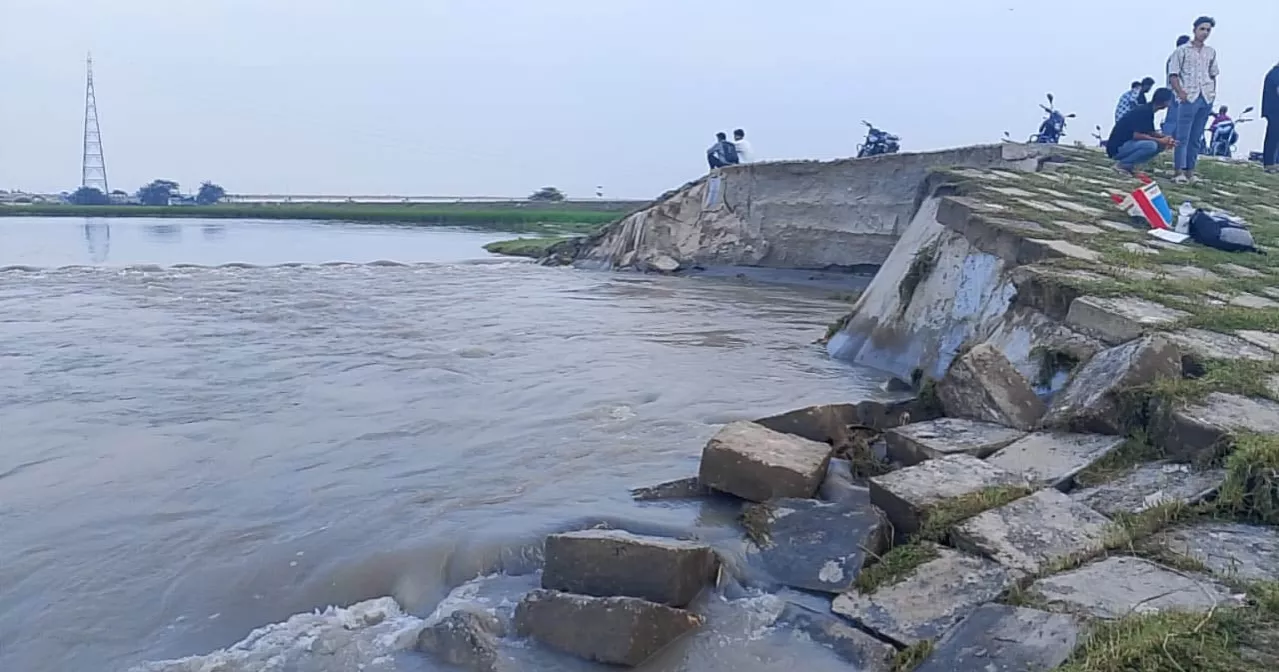 130 metres of Teesta bridge embankment collapses threatening 1700 families