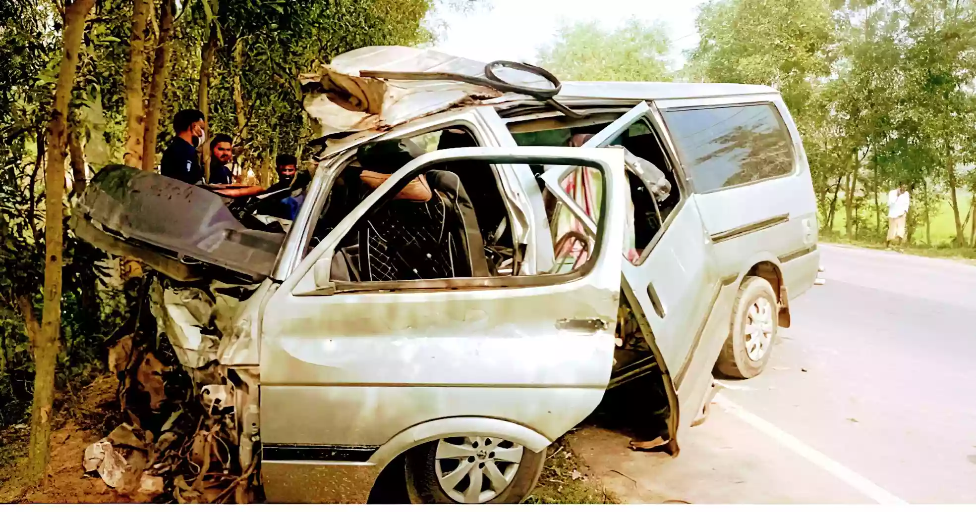 Truck-microbus collision leaves driver dead, 10 passengers injured in Dinajpur