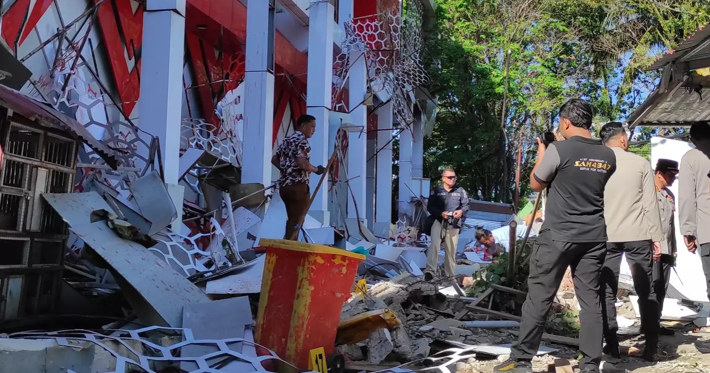 Magnitude 7.4 earthquake hits Indonesia, triggers small tsunami, kills at least one