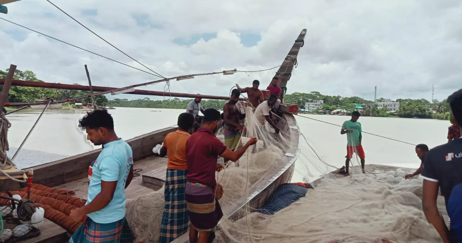 Fisherman goes missing after falling from trawler in Pirojpur