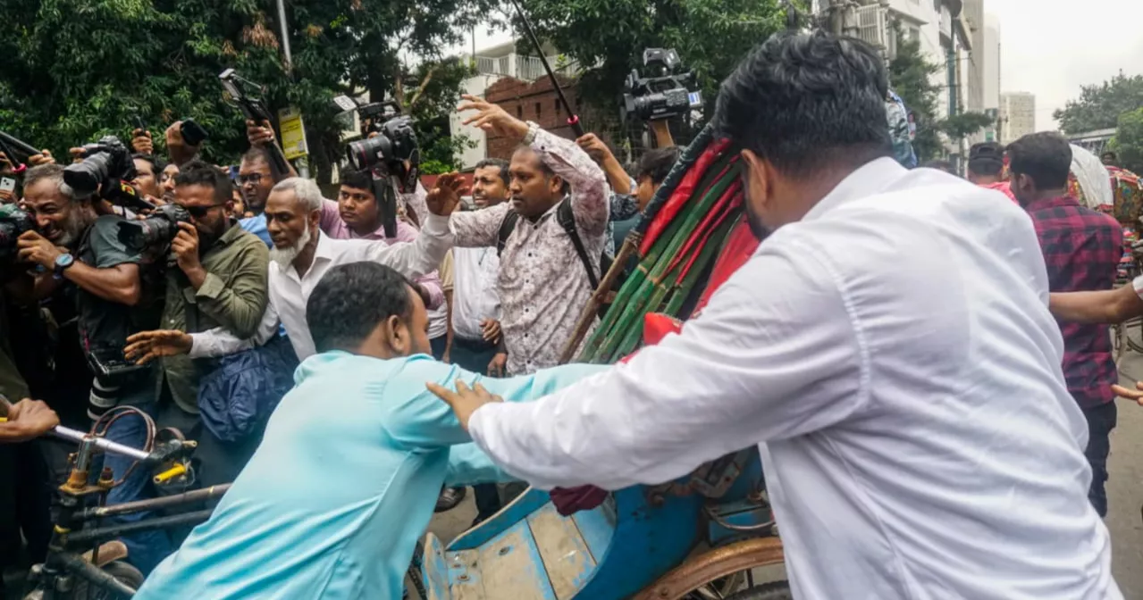 Rickshaw puller beaten by mob at Dhanmondi 32 while attempting to pay tribute to Bangabandhu