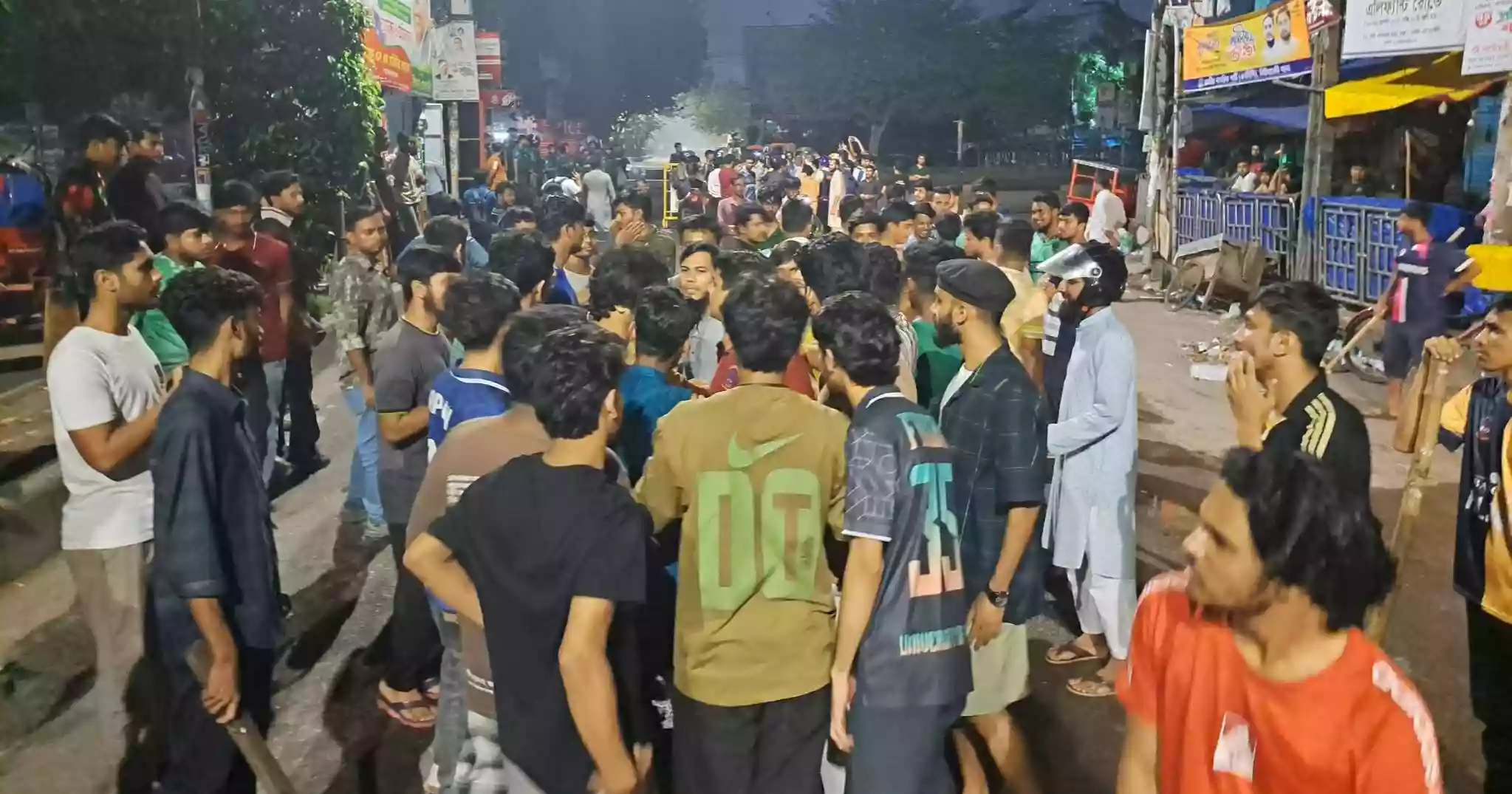 Students of DU, Dhaka College clash over setting up makeshift shop