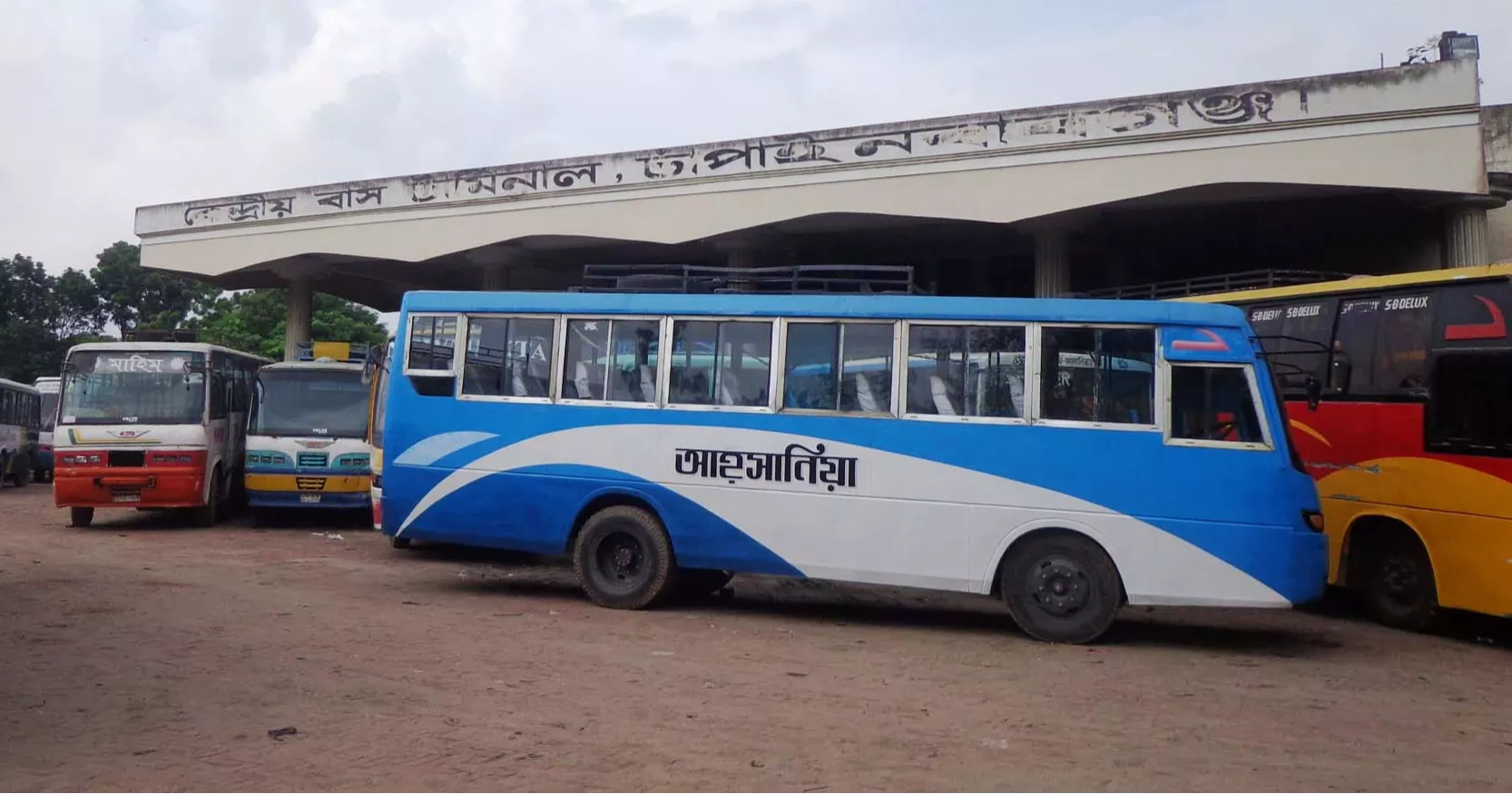 Bus services on C’nawabganj-Rajshahi route halted over attack on driver