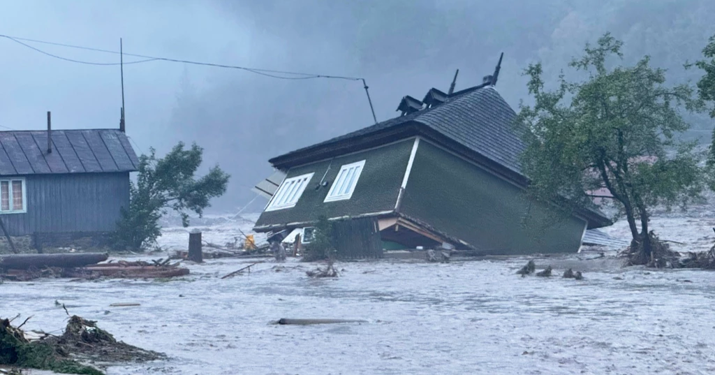 Flash floods in Romania kill one, force hundreds to evacuate