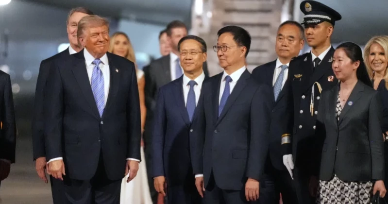 Trump pauses to observe grand welcome in Beijing
