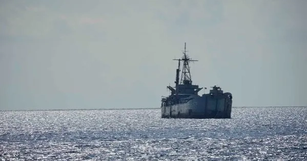 US sends naval ships to disputed South China sea zone