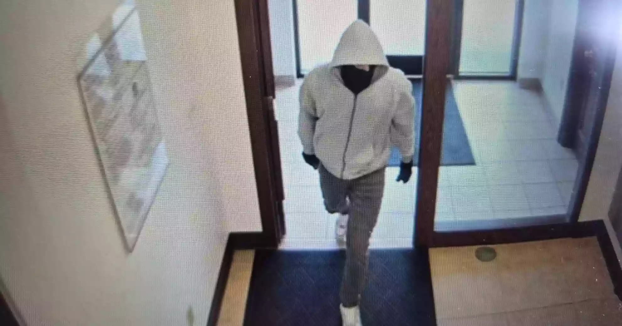 Two bank staff killed in Kentucky robbery; suspect on the run