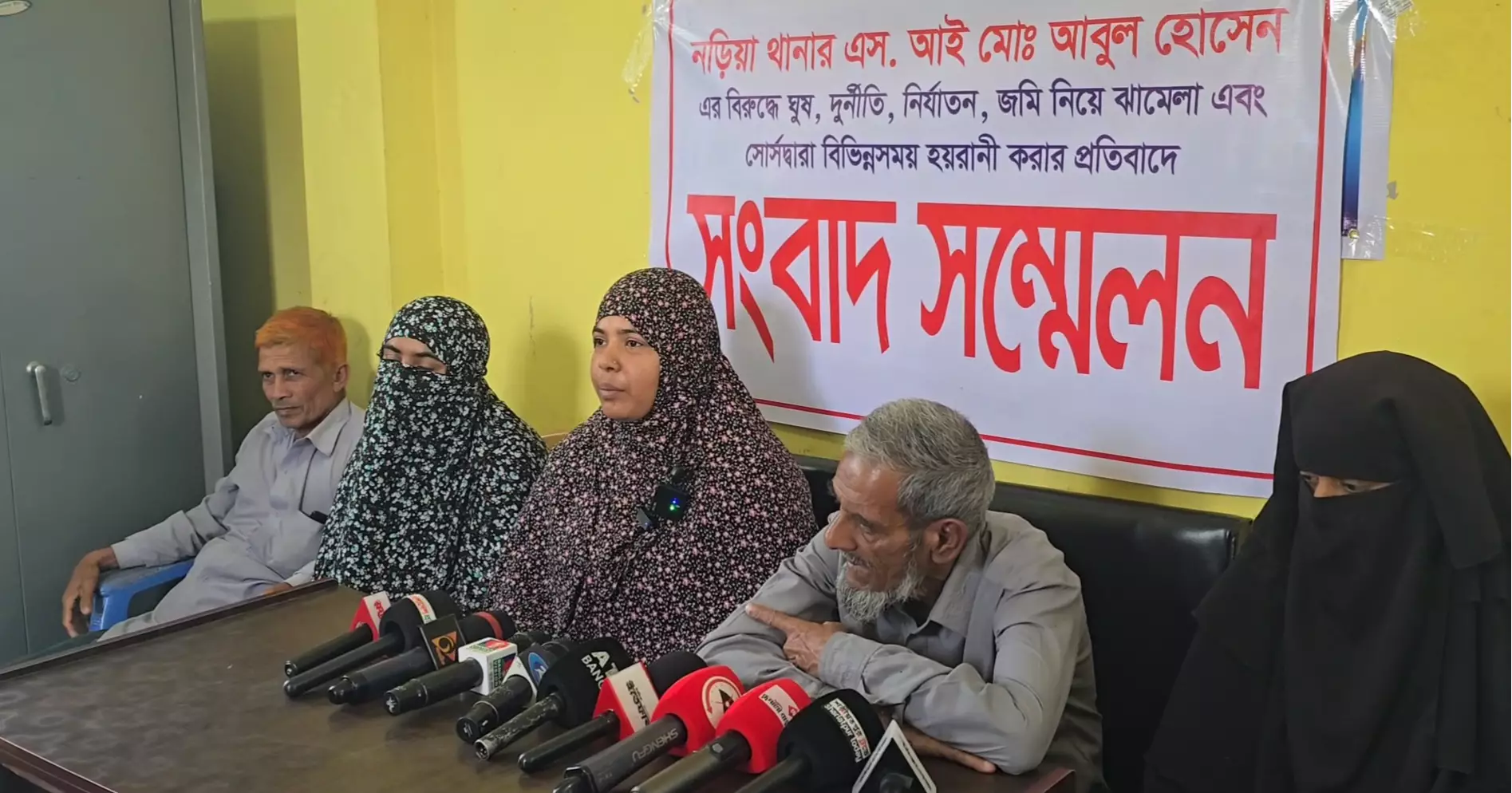 SI accused of demanding bribe to file case in Shariatpur