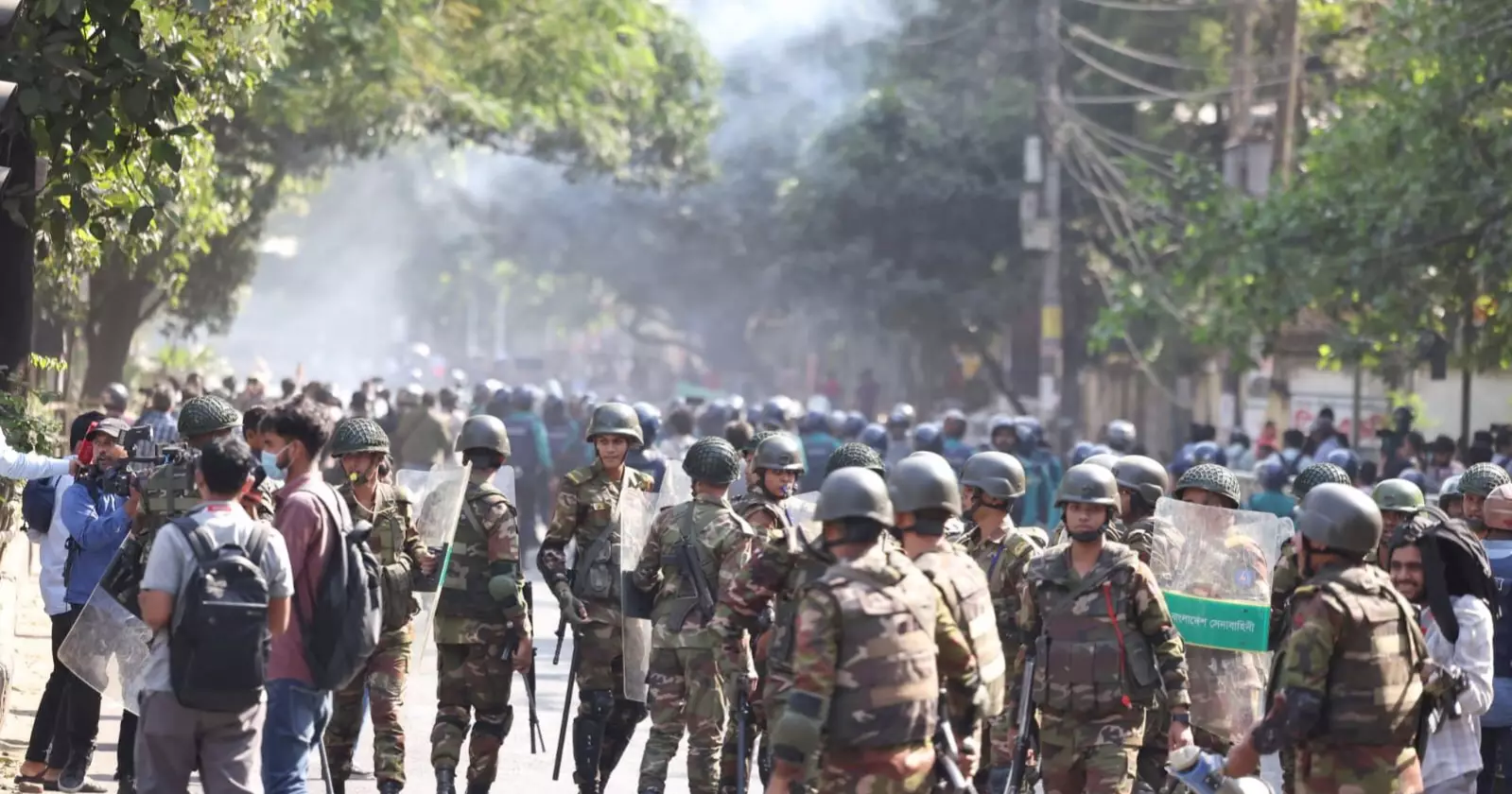Army, police foil youths’ bid to storm Dhanmondi-32 with bulldozers