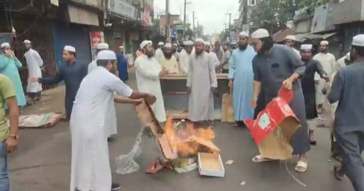 Hefazat activists block highways in Ctg after leader’s death in road crash
