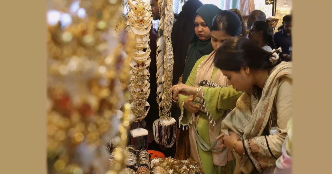 Festive shopping frenzy grips Dhaka markets before Eid