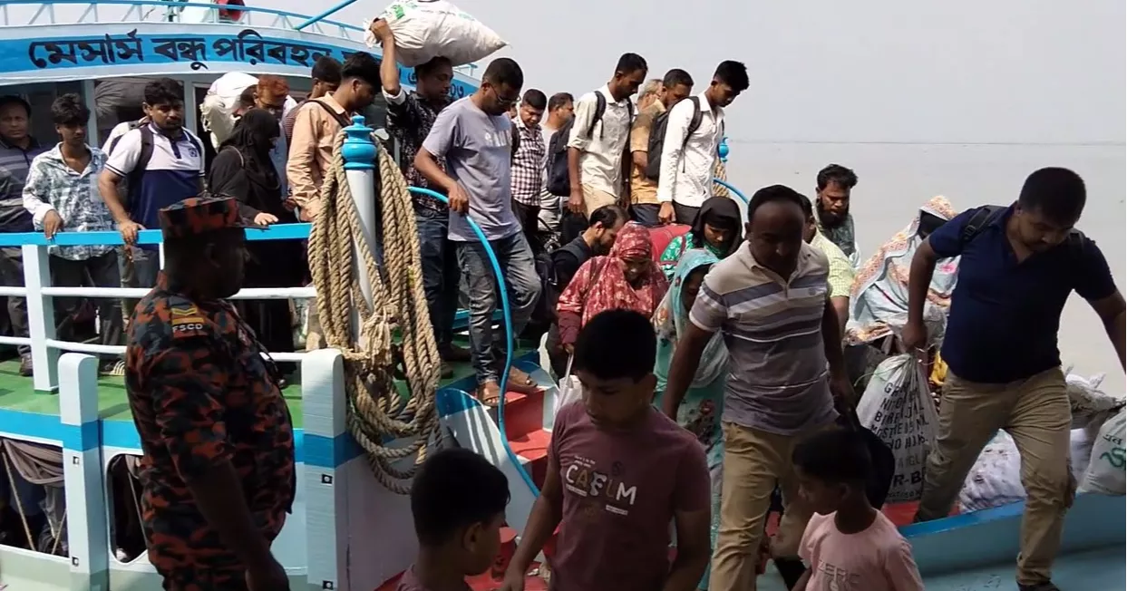Eid return rush continues at Paturia launch Terminal