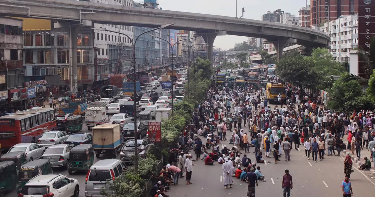 CNG drivers block road outside BRTA prompting Mohakhali-Uttara tailback