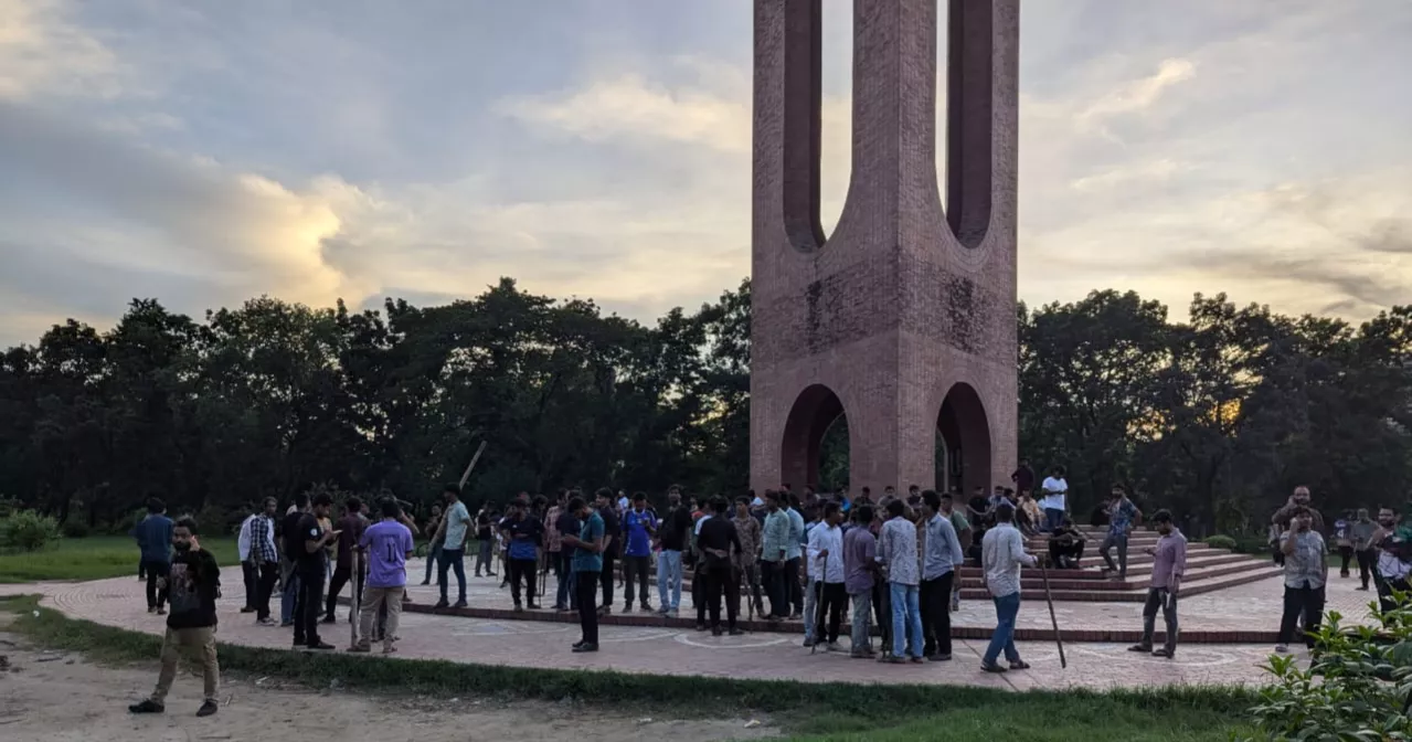 JU students lift Dhaka-Aricha blockade, aim to resist any attack by Chhatra League with faith in collective