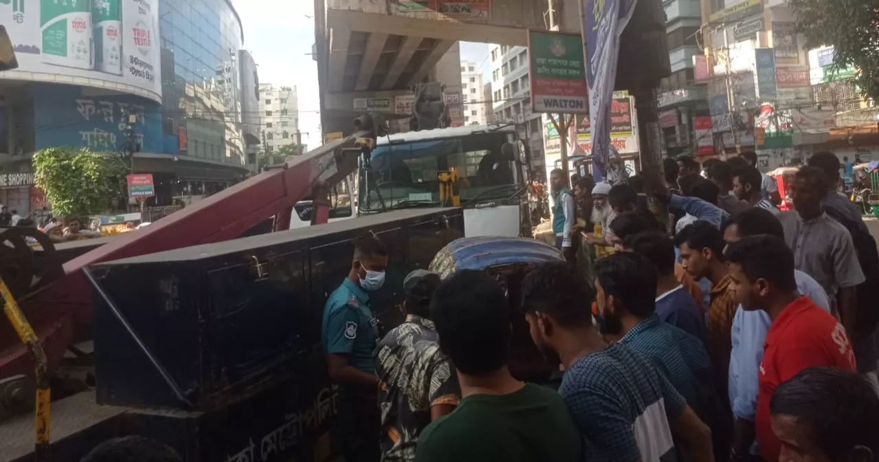 5 injured as truck ploughs into two rickshaws after brakes fail