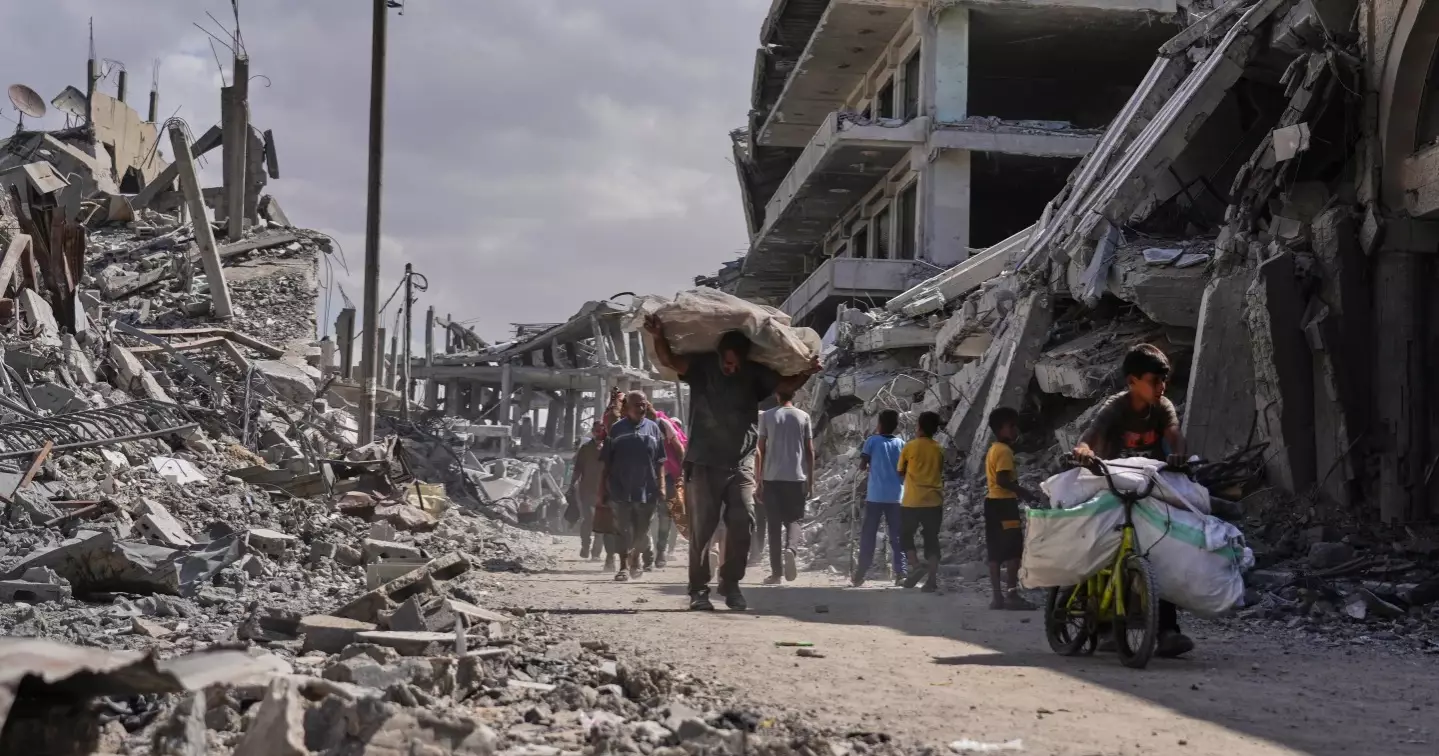 Thousands of Palestinians return to ruins as Gaza ceasefire takes effect