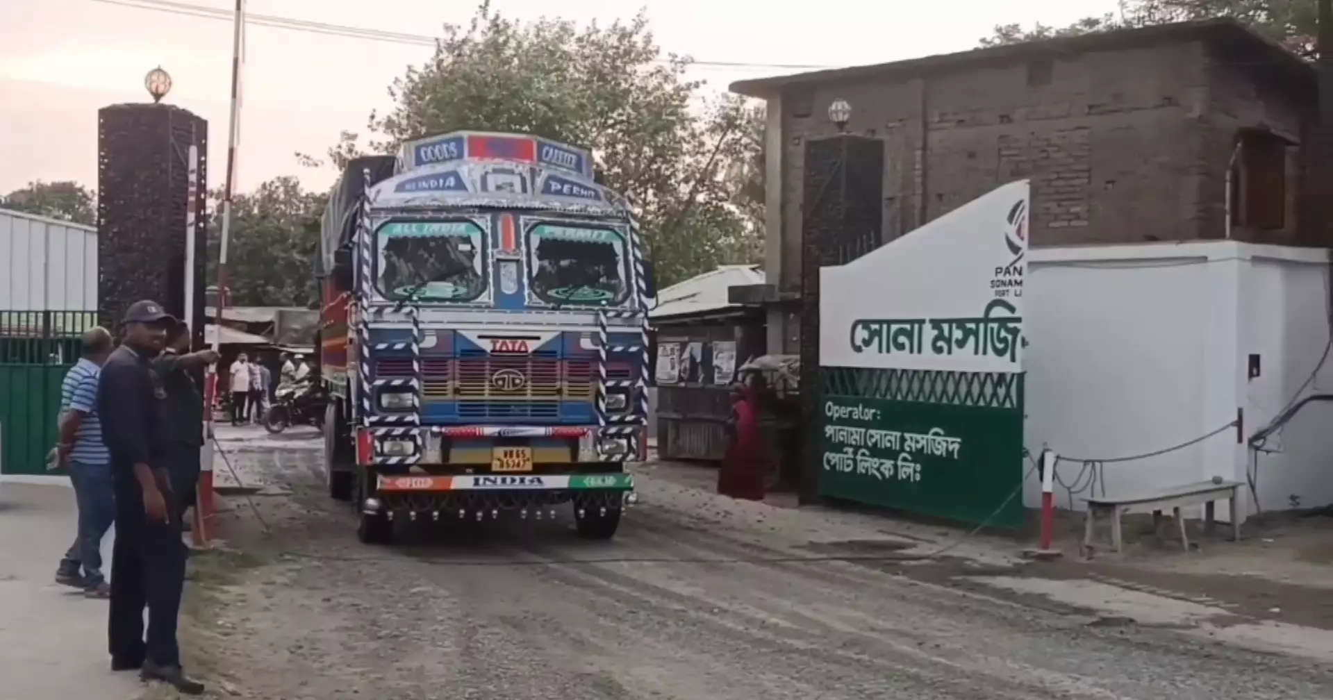Trade through Benapole, Sonamasjid land ports resume after Durga Puja holidays