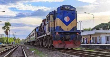 Man killed as train hit tractor in C’nawabganj