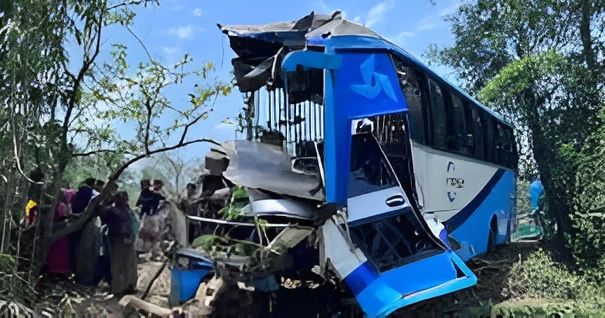 4 dead as 2 buses collide in Chattogram