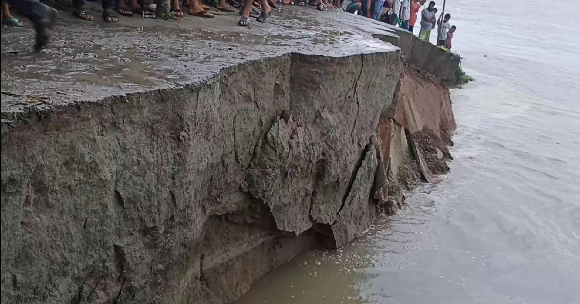 Panic grips Shariatpur residents as erosion resumes near Padma Bridge