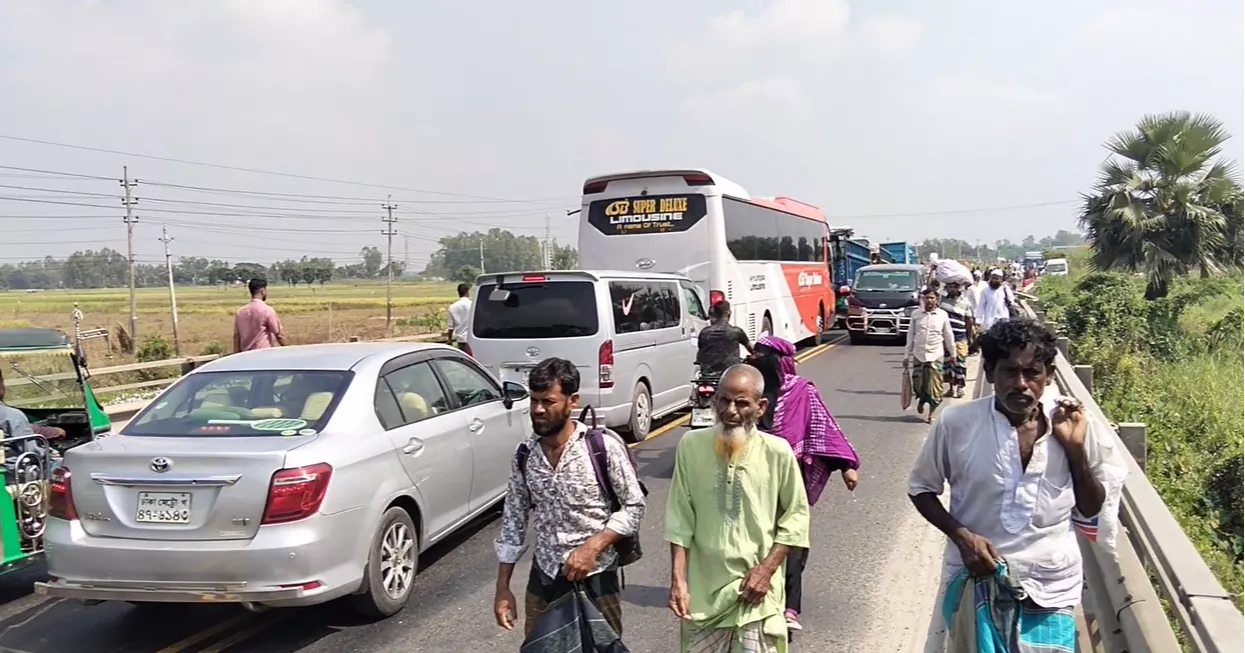 Two killed as bus hits auto-rickshaw in Manikganj