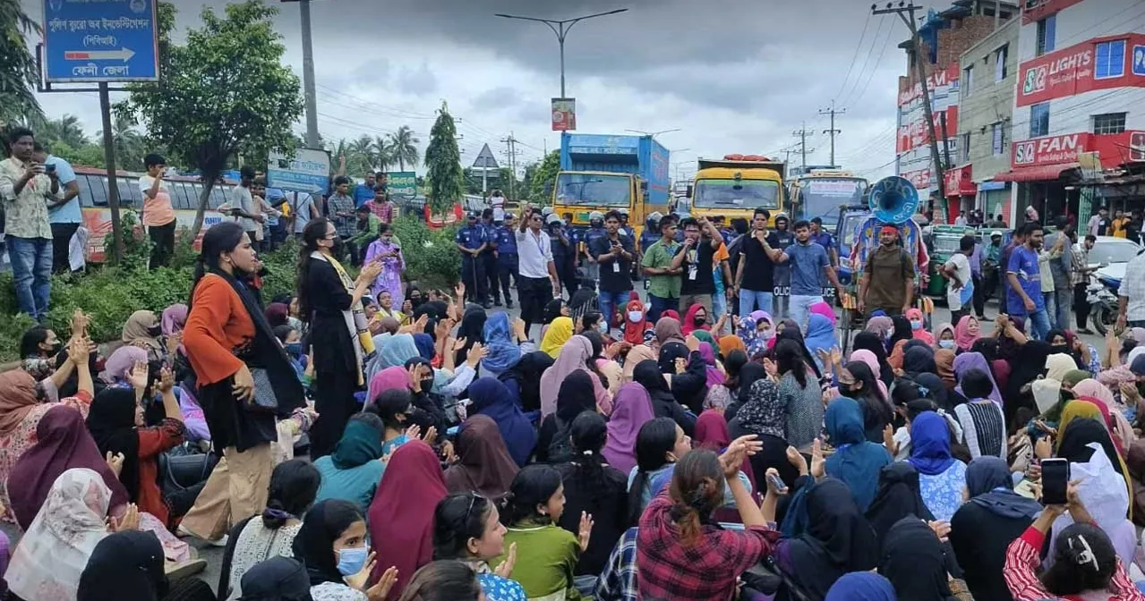 Feni University students block Dhaka-Ctg highway demanding permanent campus