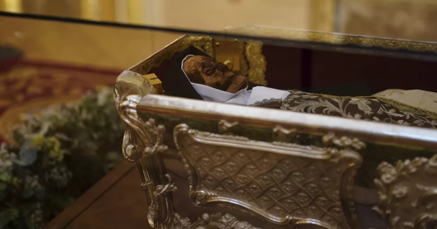 Tens of thousands flock to see a Spanish saint's remains more than 440 years after her death