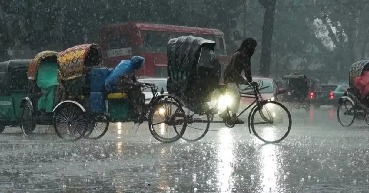 Incessant rains throw life out of gear in Dhaka 